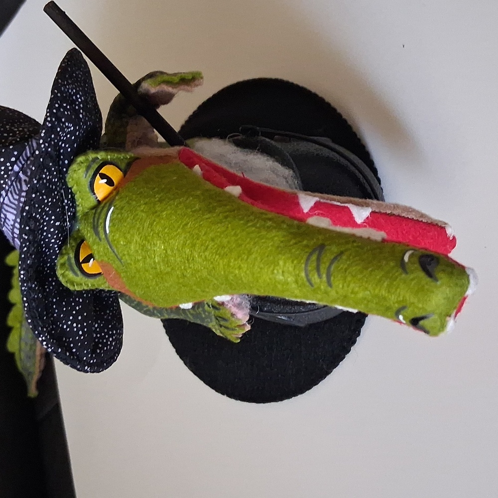 Annalee Halloween Crocodile Witch 2019 - Picture 8 of 11